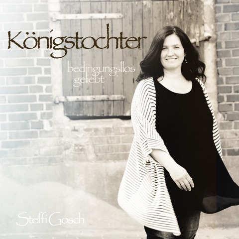 CD-Cover „Königstochter – bedingungslos geliebt“: Steffi Gosch vor einer alten Scheunenwand