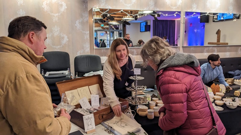 Besucherinnen und Besucher im Gespräch an Steffis Stand