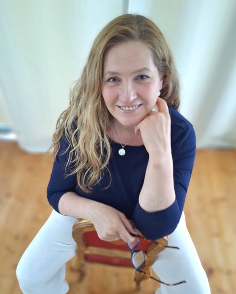 Steffi Gosch lächelt, das Kinn auf die Hand gestützt