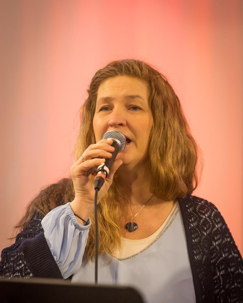 Steffi singt vor rosa Bühnenlicht
