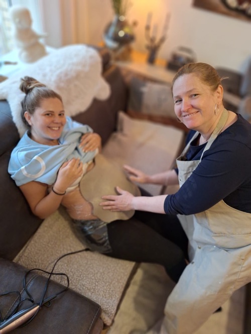 Steffi fertigt mit einer Schwangeren eine Babybauchschale an