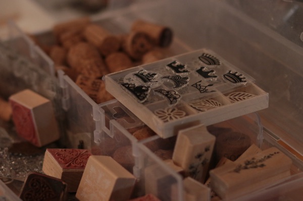 Stempel, Holzformen und Werkzeuge für die Arbeit mit Ton